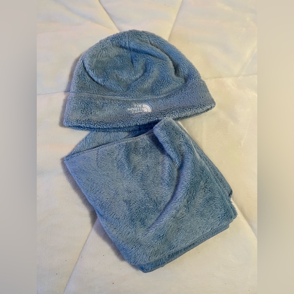 North face hat and scarf - Picture 4 of 4